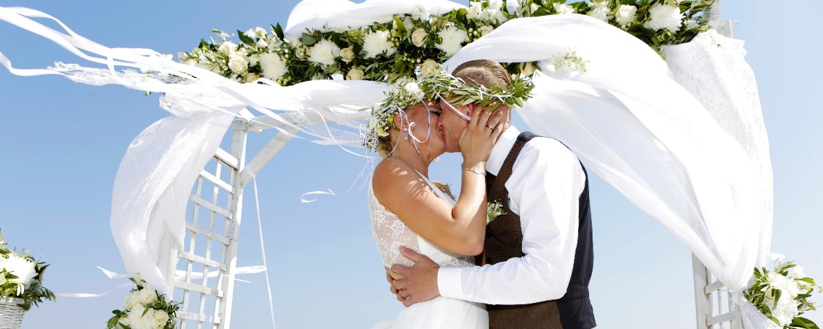 01-kassandratour-wedding-couple-kiss-850